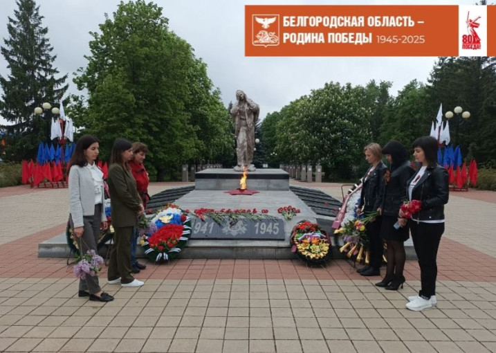 Возложение цветов к мемориалу Возложение цветов к мемориалу.